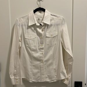 Pre-owned Banana Republic white collared button down shirt. Size Medium Stretch.